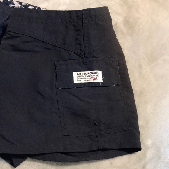 Abercrombie & Fitch Size 2 Navy Blue shorts - Picture 3 of 6